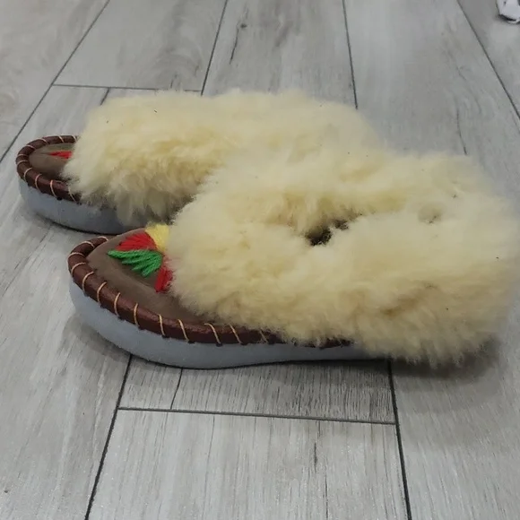 3/$45 NWOT Kids handmade moccasin slippers (size EU 26) - Picture 4 of 6